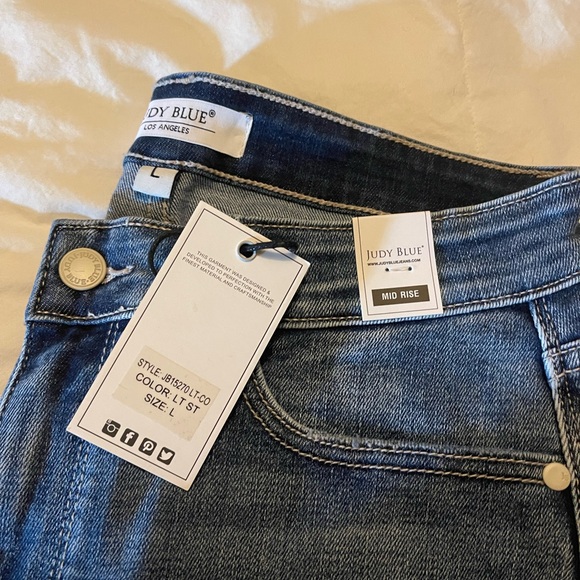 Judy Blue Light Wash Mid Rise Contrast Wash Shorts - Picture 4 of 5